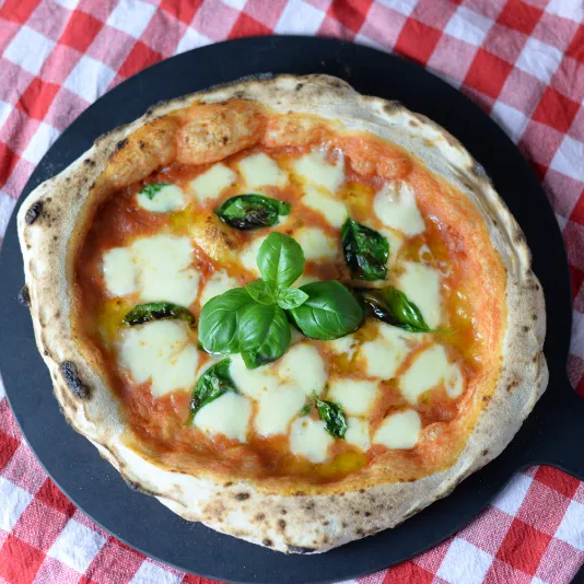 Klassische Pizza