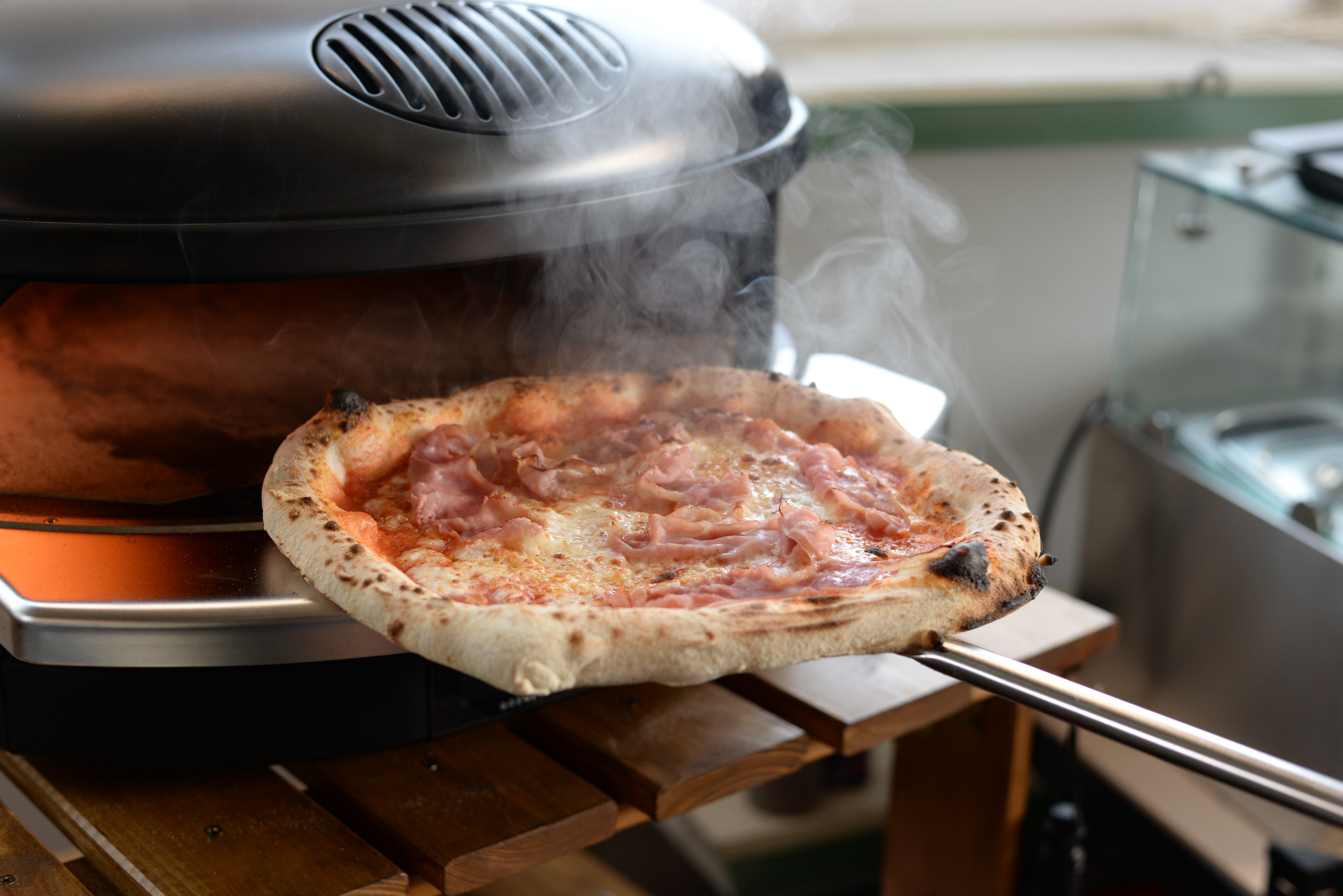 Frische Pizza wird vor Ort zubereitet